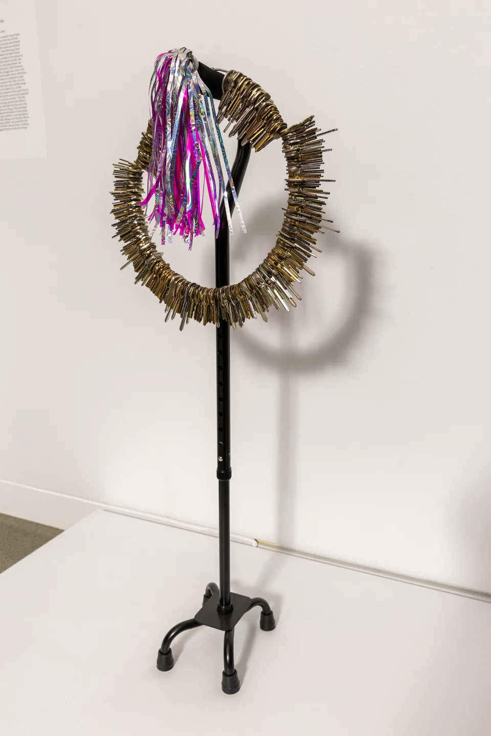 An oblique view of the cane, key ring, and metallic ribbons.